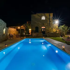 Skandalis With Pool Holiday home Chorafakia